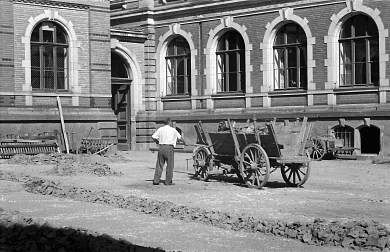 Aufräumungsarbeiten auf dem Schulhof nach dem Hochwasser 1954 © Wolfgang Ilberg