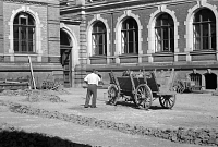 Aufräumungsarbeiten auf dem Schulhof nach dem Hochwasser 1954