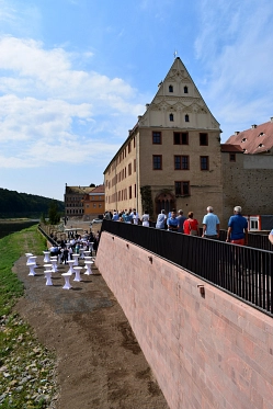 Begehbare Mauer zwischen Steinbrücke und Schloss