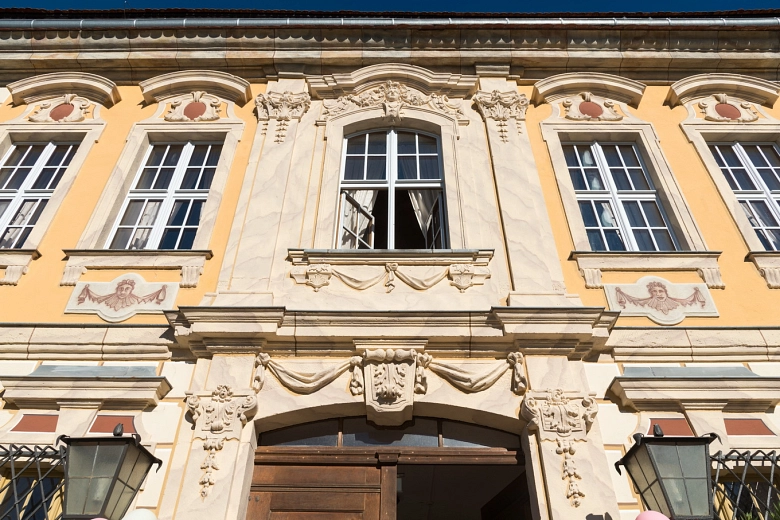 Die reich verzierte Barockfassade des Jagdhauses Kössern.
