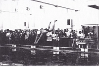 Schwimmhalle Sprung vom Turm Robert Euricht.