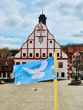 Flagge Frieden Taube Rathaus Markt © Stadt Grimma
