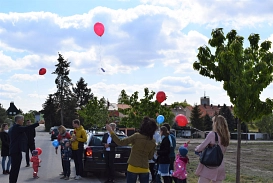 Luftballons mit Wünschen für die Zukunft stiegen in die Luft am Rappenberg © Stadt Grimma
