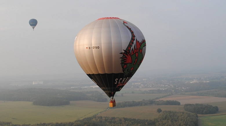 Ein Heißluftballon fliegt über das Muldental. © Stadt Grimma