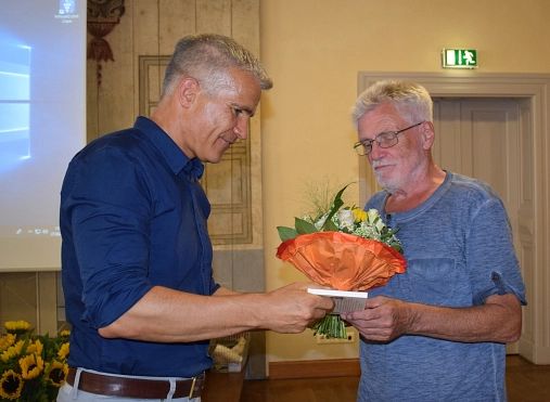 Klaus-Dieter Tschiche erhielt als einer der dienstältesten
Stadträte ein Dankeschön.