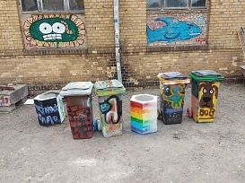 Kunst auf Mülleimern © Jugendforum