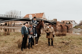 Pöppelmann, Sowjet, und Husaren auf der Brücke