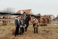 Pöppelmann, Sowjet, und Husaren auf der Brücke