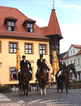 Reiter vor dem Standesamt © Stadt Grimma