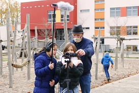 Schulsozialarbeiter André Engelmann beim Filmprojekt © Diakonie Leipziger Land