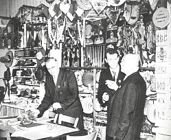Kundengesspräch im Musterzimmer des VEB Papierwarenfabrik Grimma in den 1950er Jahren.
