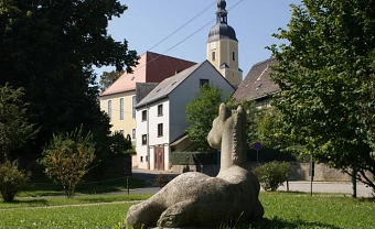 Pferd auf Dorfplatz Zschoppach